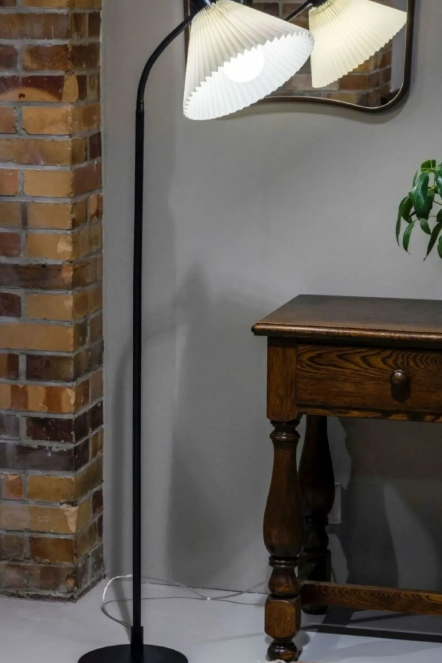 Sklep Kaja Czarna lampa podłogowa z ozdobnym abażurem 108568 z serii MIRA | Kaja