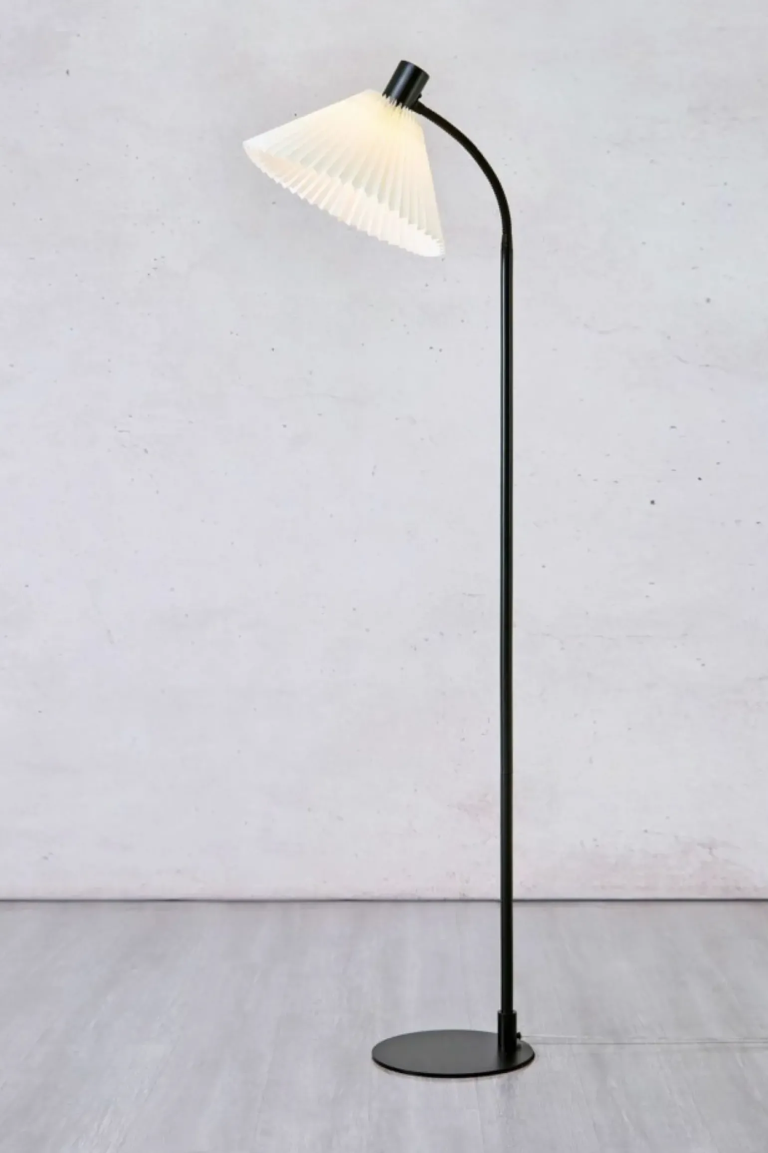 Sklep Kaja Czarna lampa podłogowa z ozdobnym abażurem 108568 z serii MIRA | Kaja