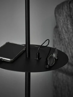 Sklep Kaja Czarna lampa podłogowa z półką i gniazdem USB 107307 | Kaja