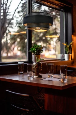 Sklep Kaja Czarno-złota lampa wisząca z gustownym abażurem K-5281 z serii AMOS