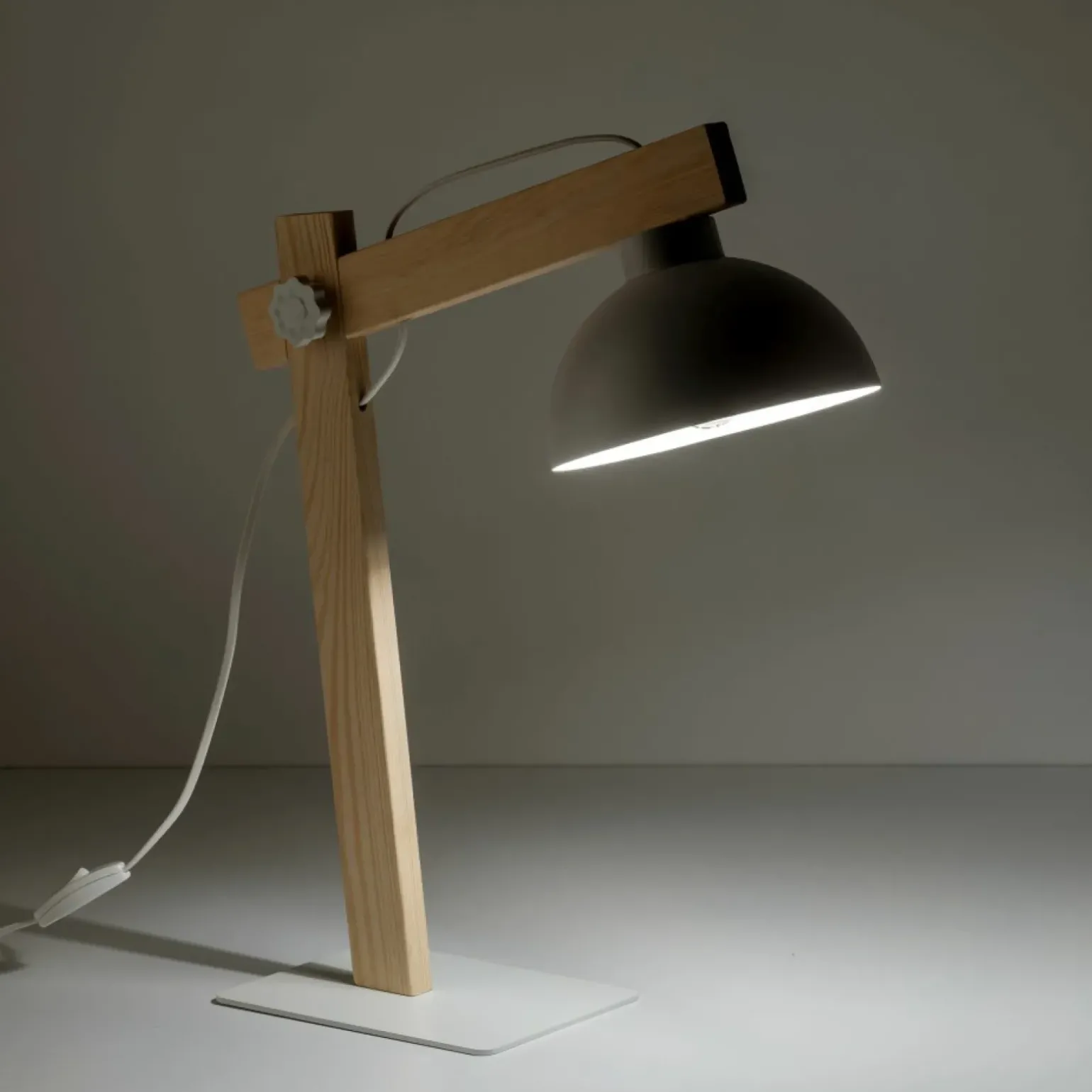 Sklep Kaja Designerska, biała lampka biurkowa z drewnem TK 5347 z serii OSLO