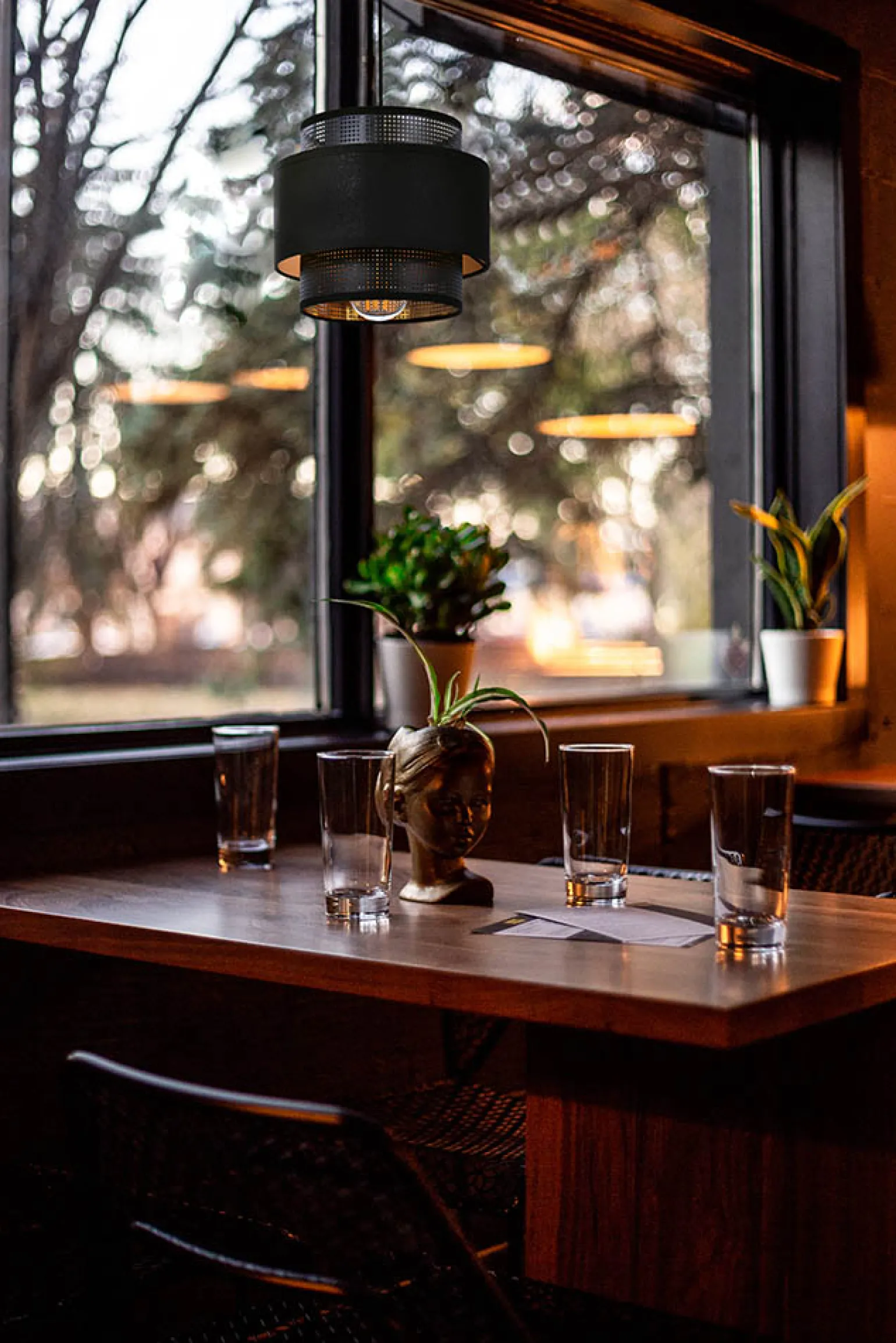 Sklep Kaja Elegancka lampa wisząca z czarno-złotymi abażurami K-5280 z serii AMOS