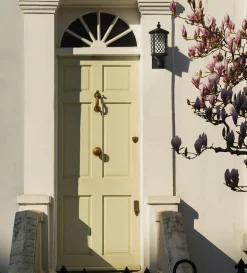 Sklep Kaja Elegancki kinkiet zewnętrzny z ozdobną kratką K-8215 z serii CHICAGO