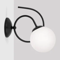 Sklep Kaja Klasyczny kinkiet z mlecznym, kulistym kloszem K-5352 z serii NELA