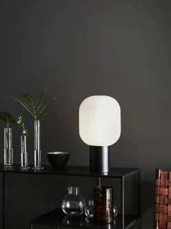 Sklep Kaja Niebanalna lampka nocna z białym kloszem 107482 | Kaja Oświetlenie