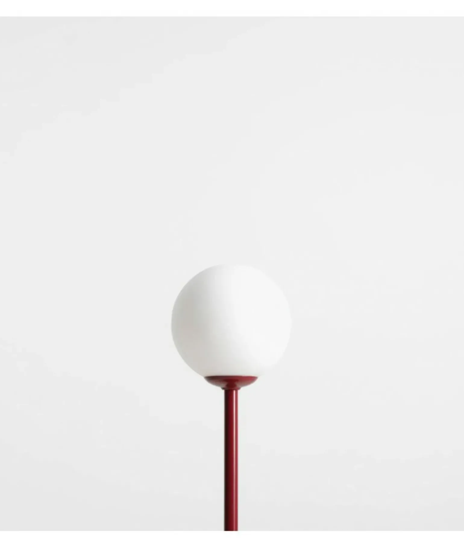 Sklep Kaja Prosta, czerwona lampka stojąca z mlecznym kloszem 1080B15 PINNE