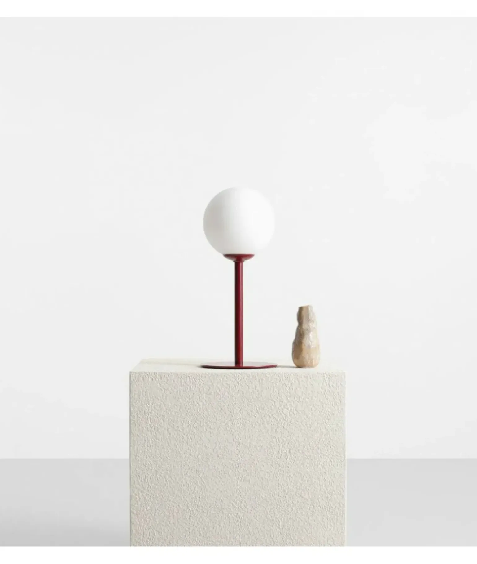 Sklep Kaja Prosta, czerwona lampka stojąca z mlecznym kloszem 1080B15 PINNE