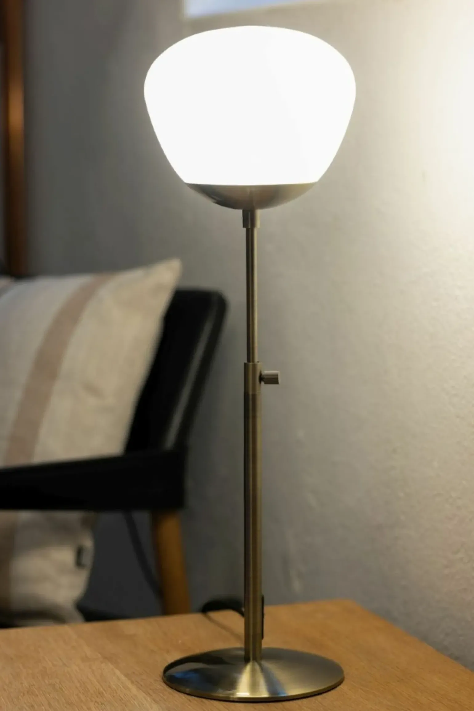 Sklep Kaja Stylowa lampka stołowa z białym kloszem, do salonu 108546 z serii RISE