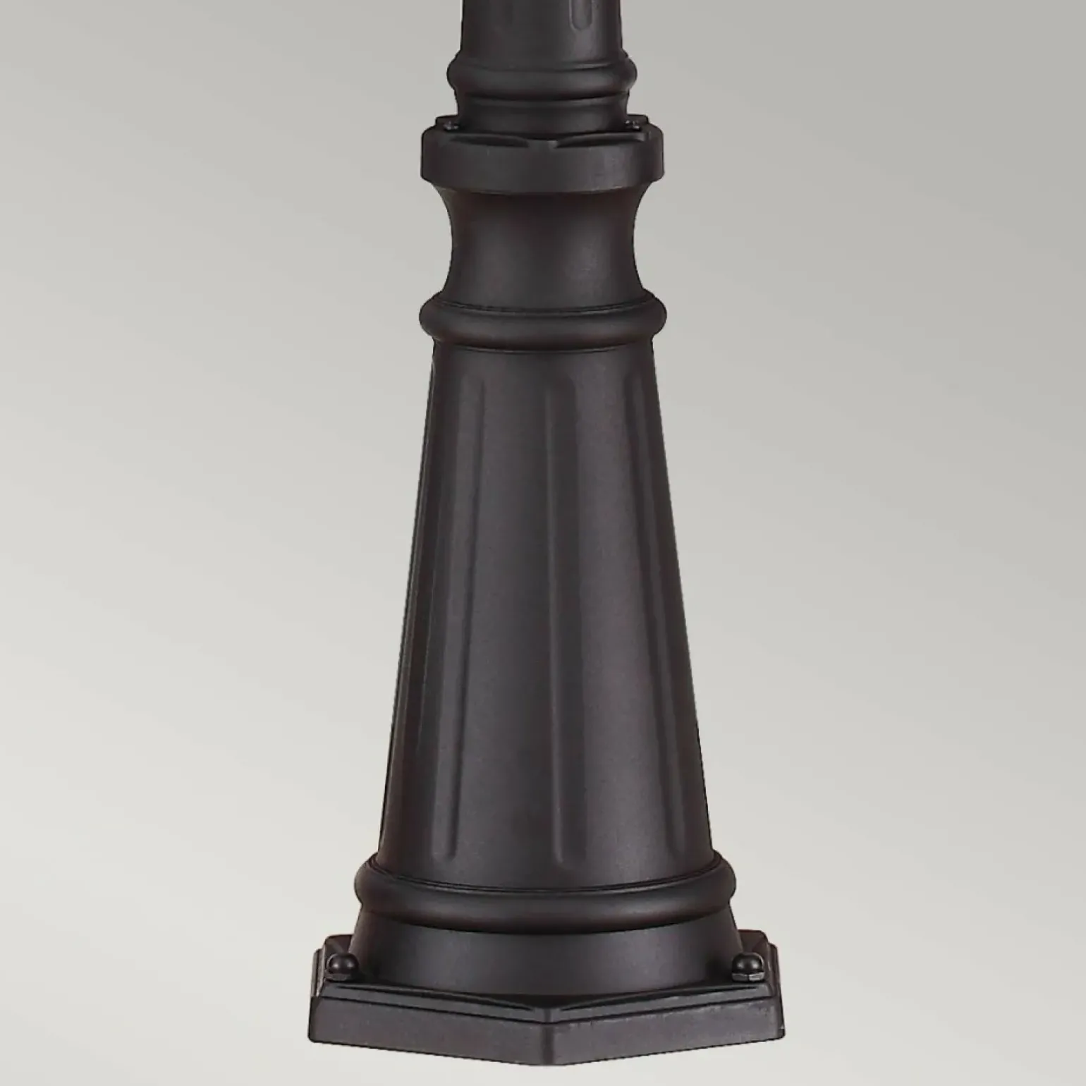 Sklep Kaja Wysoka lampa ogrodowa, czarna FE-COTSLN5-L-BK z serii COTSWOLD LANE