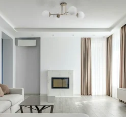 Store Złota lampa sufitowa z czterema białymi kloszami K-5403 z serii LUMIA Żyrandole Nowoczesne